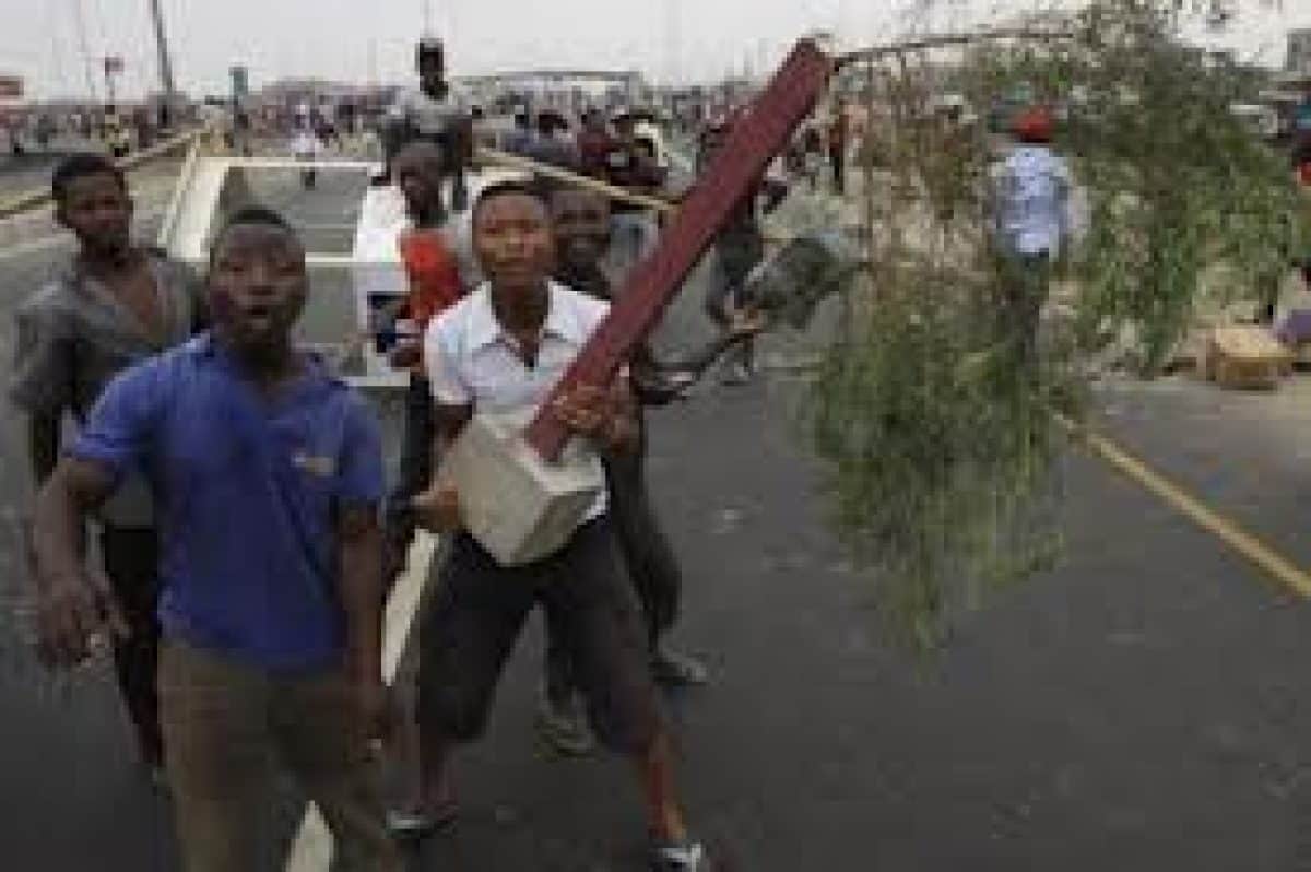 Gunmen suspected to be APC thugs attack PDP campaign in Ebonyi, destroy properties
