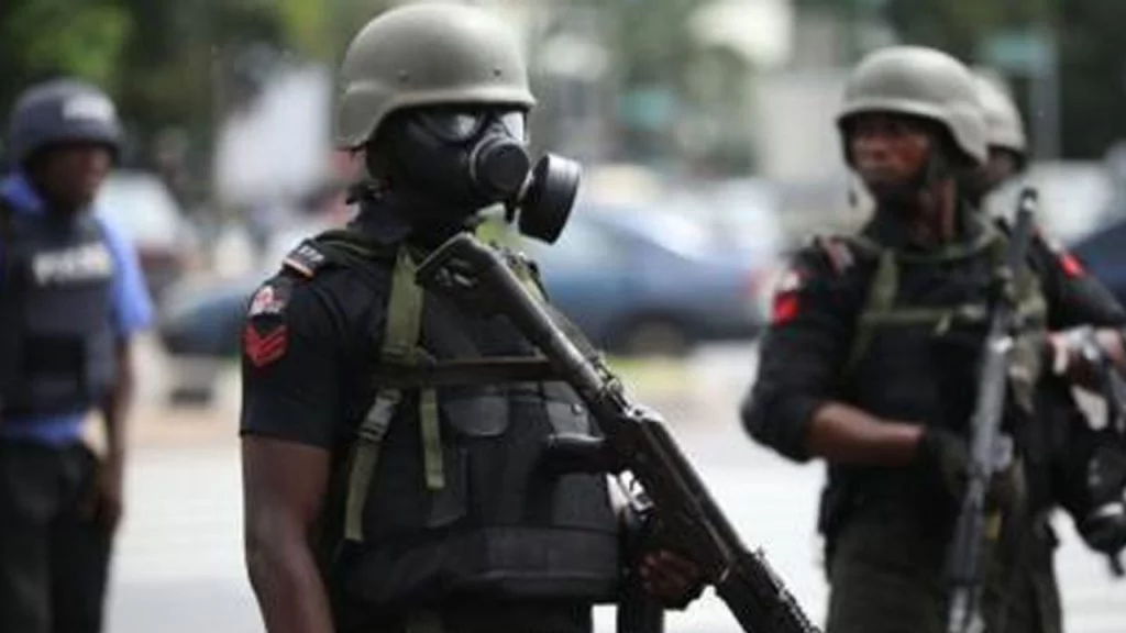 Many injured as Nigerian police, army teargas protesting Shiites in Abuja