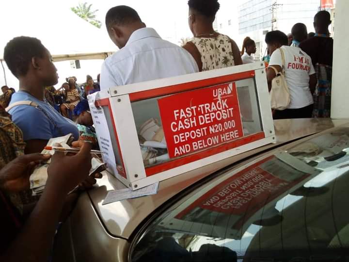 Awka Residents Besiege Banking Halls As Old Naira Notes Nears Deadline.